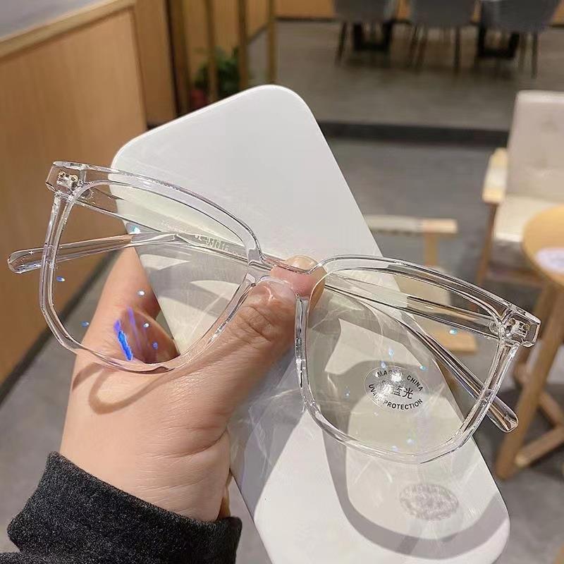 In 2023, the popular female no-makeup glasses can be paired with ultra-light anti-fog flat glasses for myopia and anti-radiation blue light glasses frames Application Scenario