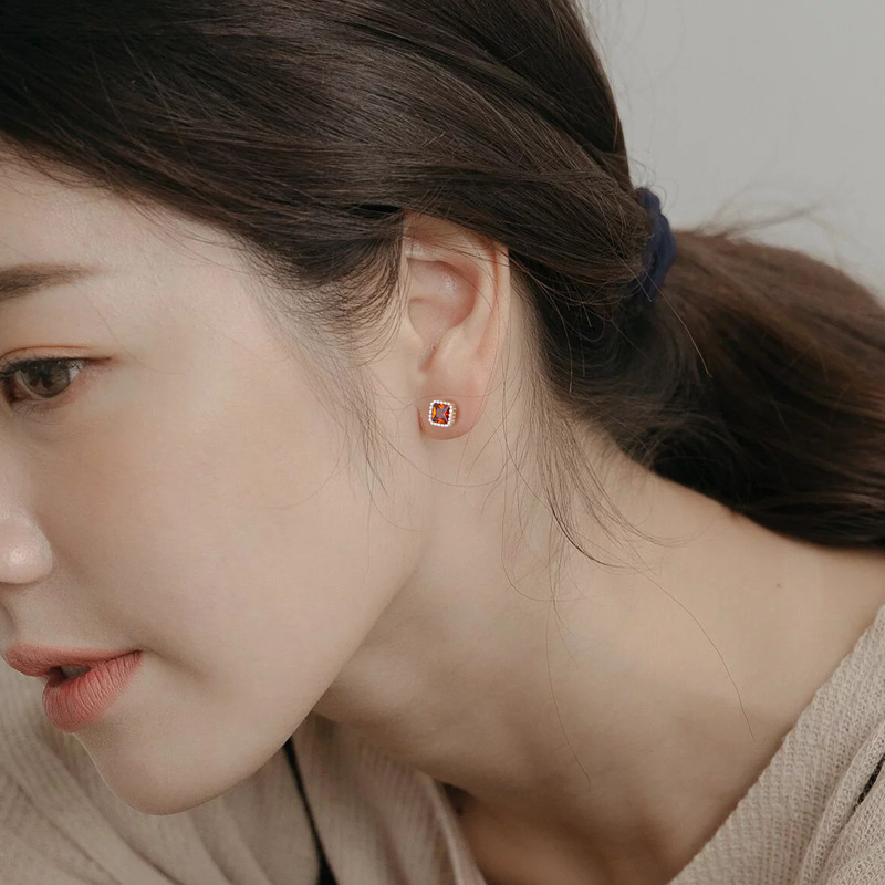 999 square color diamond screw stud earrings, simple and delicate, pure silver, sweet and elegant, forest-style ear-nourishing earrings Application Scenario