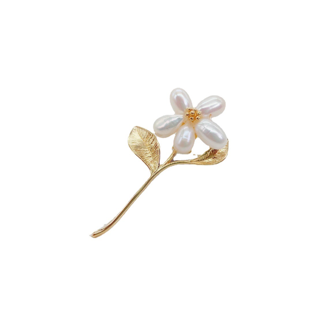 A unique pearl brooch, with a simple, fresh and sweet design, is a cute Internet celebrity bestseller. It is a Christmas brooch and pin decoration, featuring a national trend Item Picture