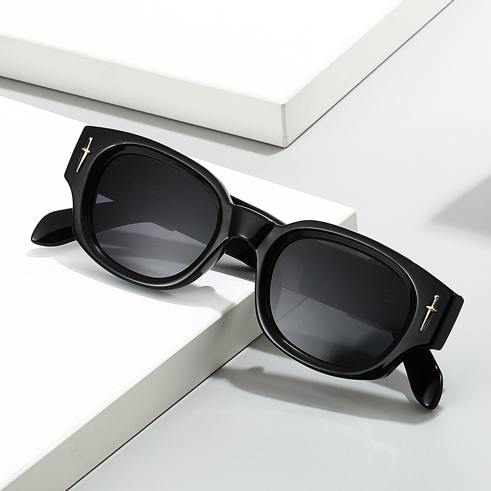 The new cross-border square-framed sunglasses for 2024 feature European and American individual elements, such as swords and eagles, and are fashionable metal sunglasses for men Specification image