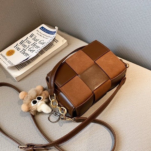 Niche Design Retro Bag Female 2022 Autumn/Winter New Female Bag Color Crossbody Bag Foreign Style Braided Small Square Bag Application Scenario