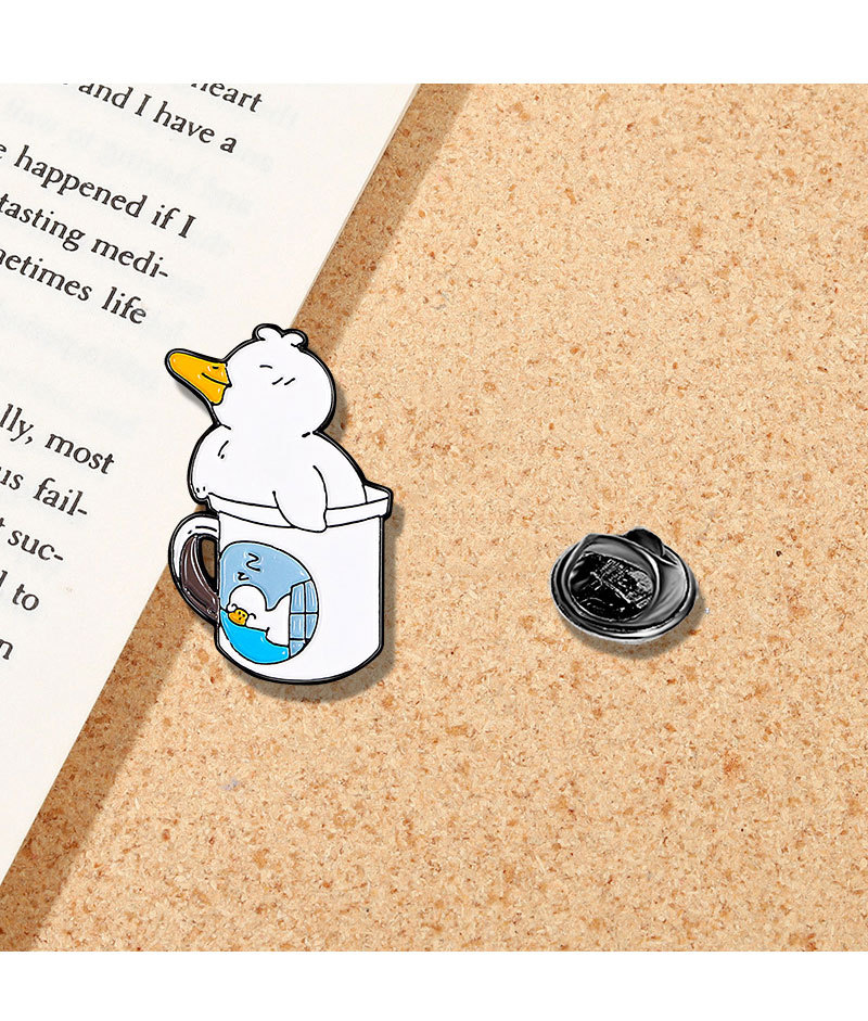 小鸭子胸针可爱滴油白色鸭子拿刀创意趣味金属徽章笔袋装饰品徽章详情6