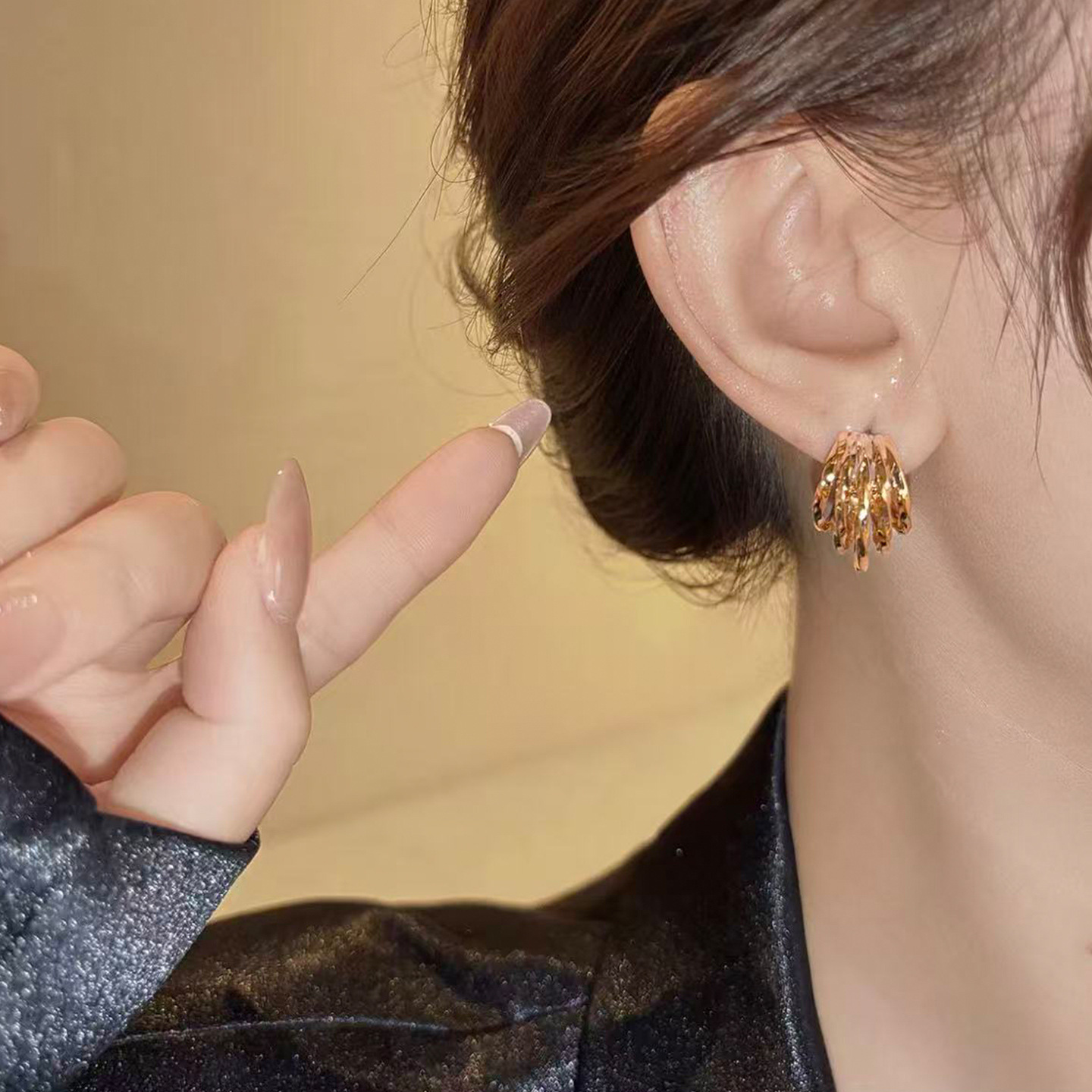 Golden silver ring earrings with large rings for women, a light luxury and high-end look. Light luxury and fashionable, hot-selling plain ring earrings wholesale Application Scenario