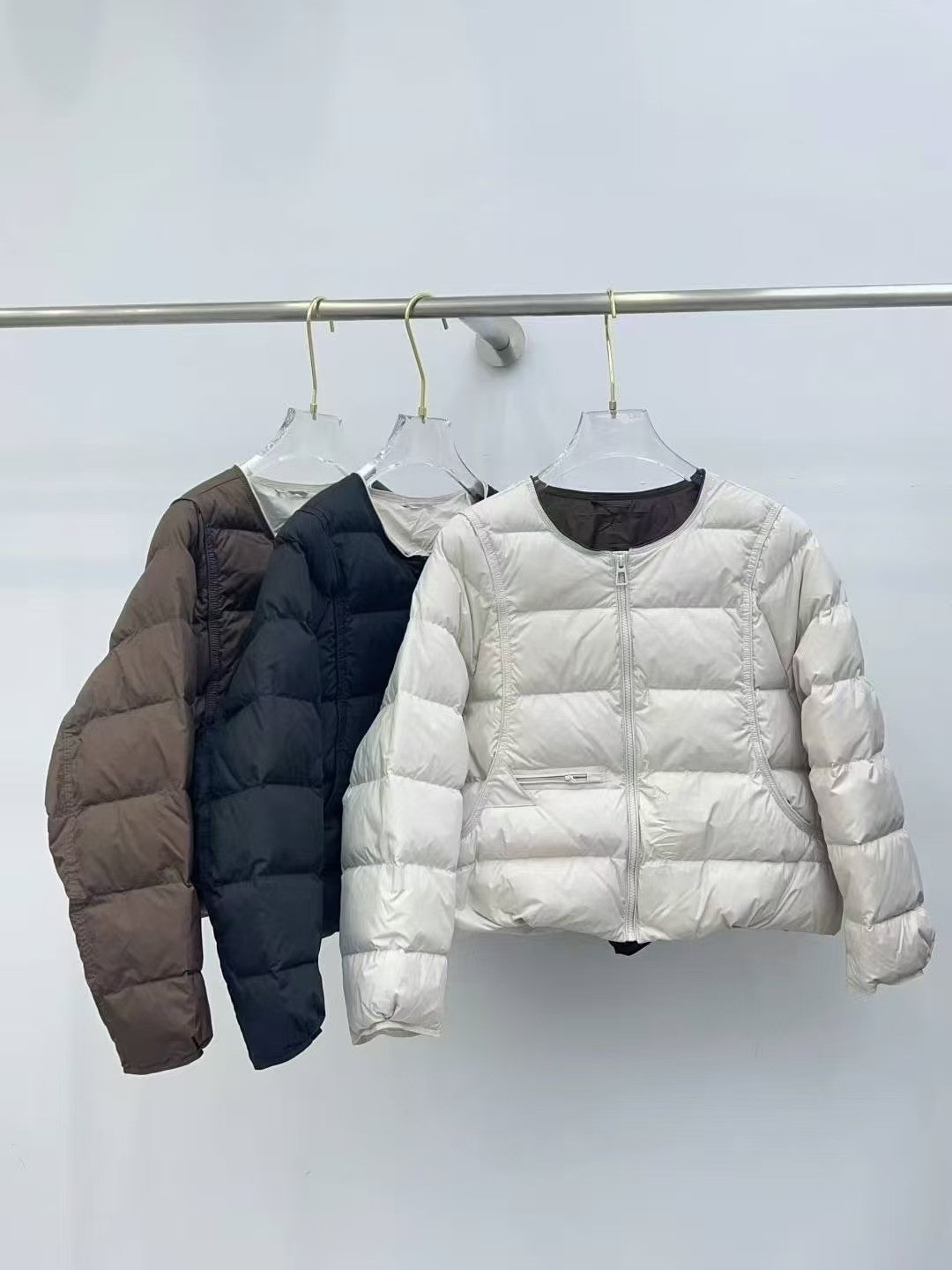 A light, short and warm round-neck duck down jacket for women in the autumn and winter of 2025, a simple and fashionable white duck down warm coat pic 2