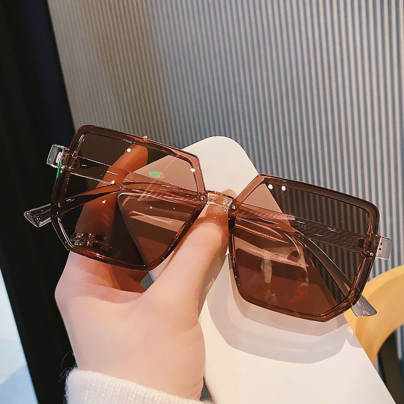 New UV-resistant women's sunglasses, sun protection driving sunglasses, Korean-style trendy retro sunglasses Application Scenario