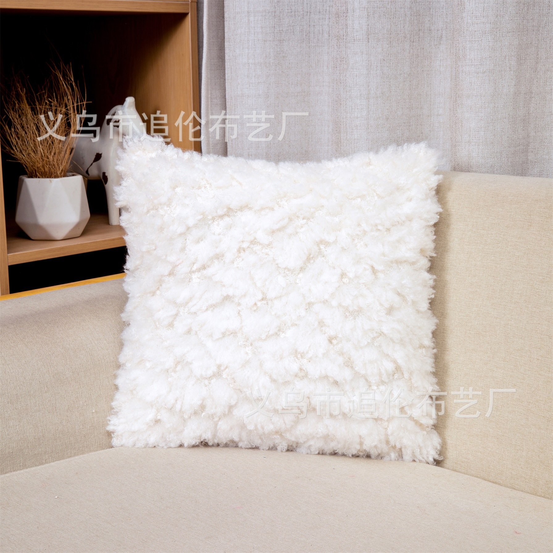 轻奢毛绒抱枕细节图