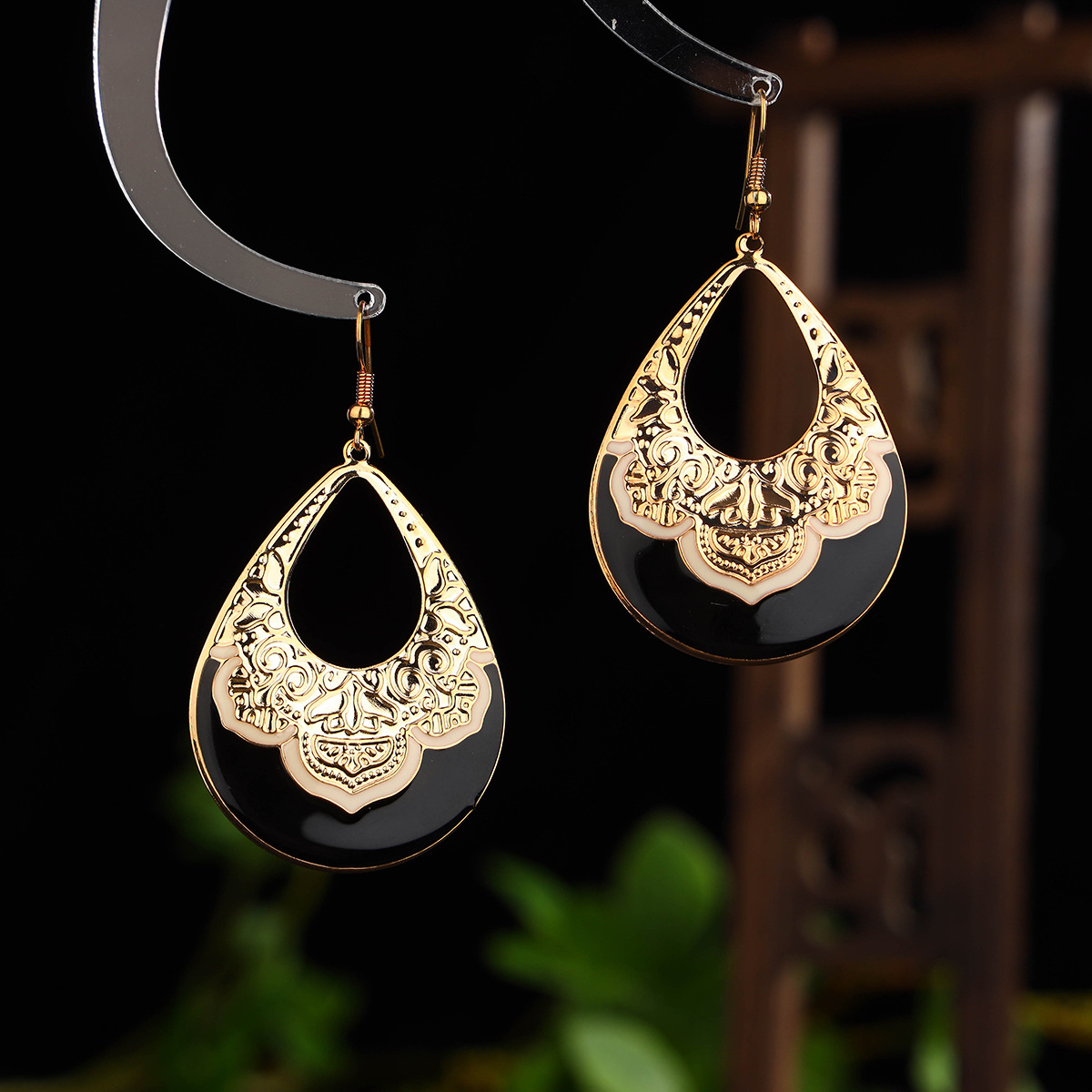 New Personality Temperament Earrings Female Court Style Senior Sense Water Drop Earrings Retro Hollow Earrings Live Supply details Picture
