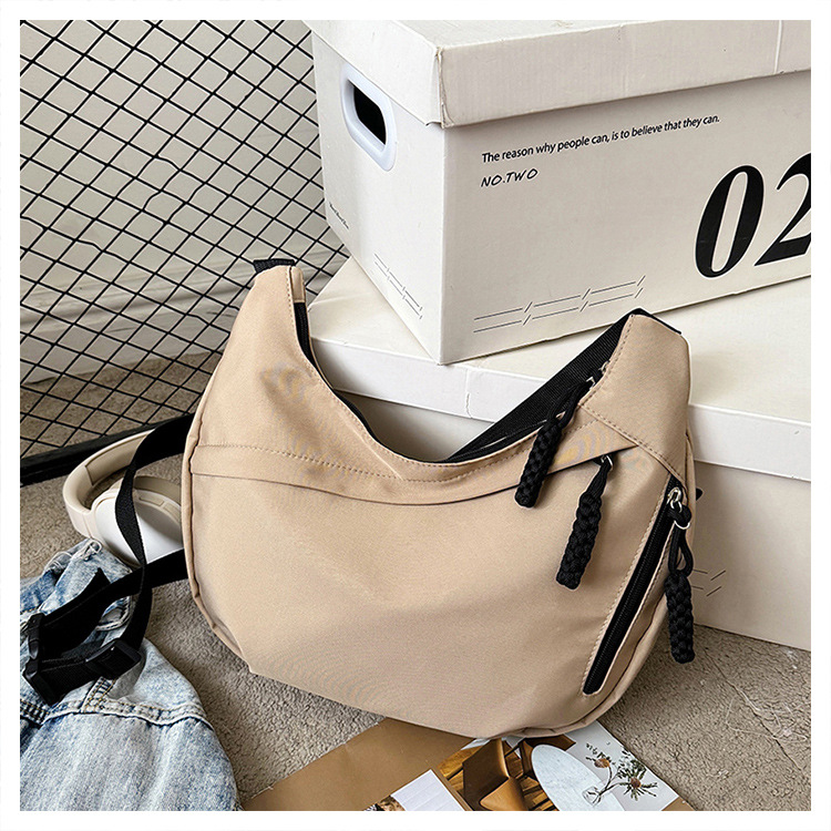 斜挎包女包简约时尚大容量轻便学生单肩健身包百搭跨境饺子包详情12