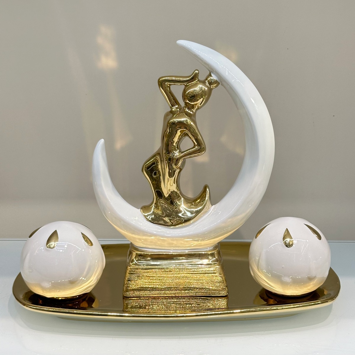 Artistic, simple and light luxury furniture and ornaments, entrance coffee table ornaments with plates, high-end artistic plating Application Scenario