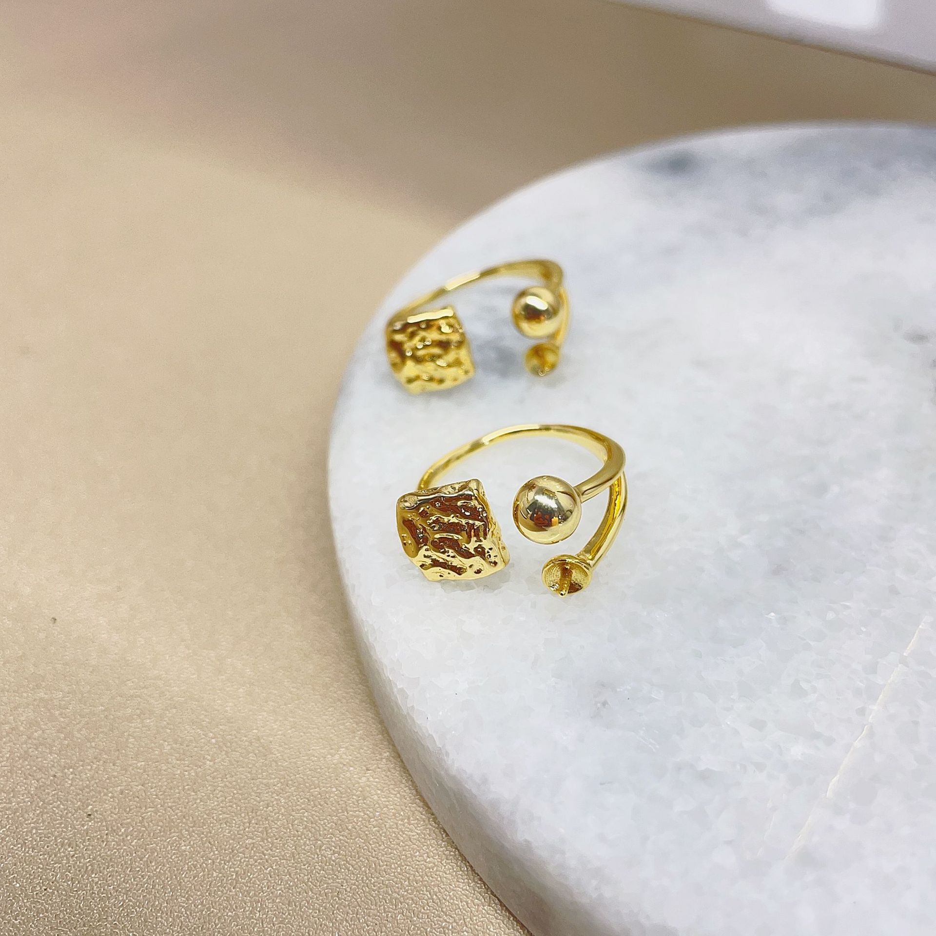 diy handcrafted pearl ring accessories with an open ring design and an empty stand style Specification image