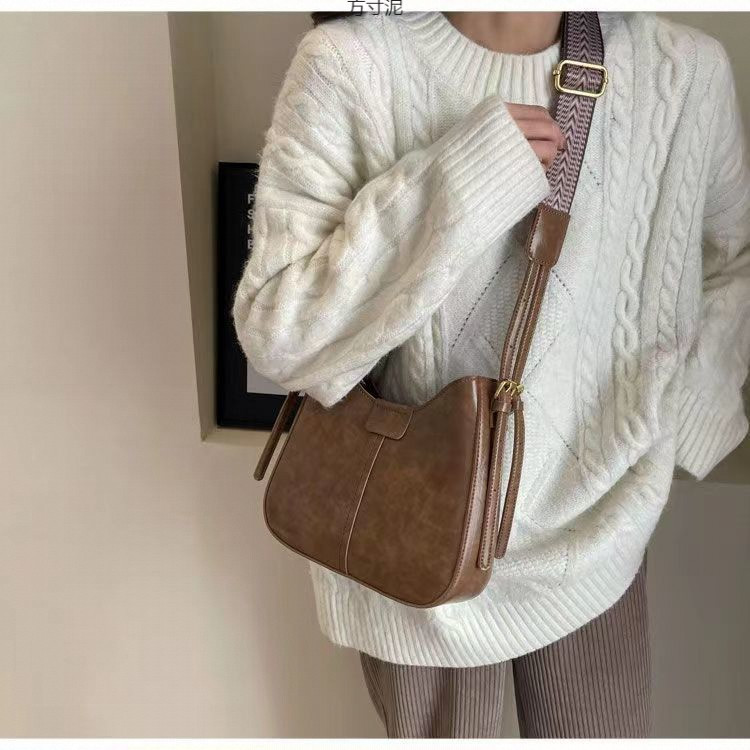 包包女士新款潮感时尚斜挎包复古今年流行宽带单肩水桶包一件批发详情12