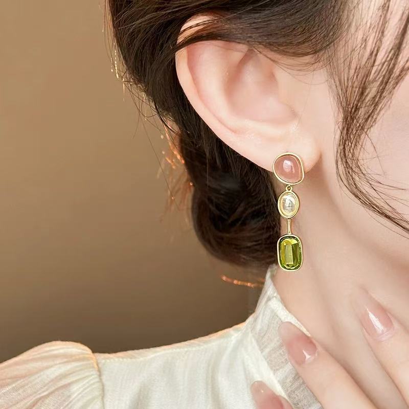 Spring and Summer new design asymmetrical color earrings, women's niche high-end earrings, exquisite live-streaming ear studs by Internet celebrities Specification image