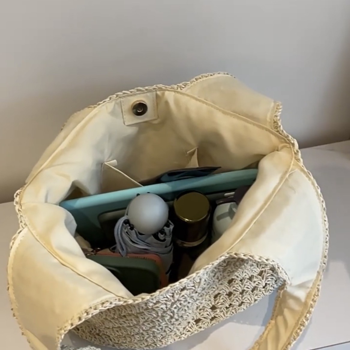New national trend versatile straw woven bags, hand-woven bags, women's single-shoulder hollowed-out bags, large-capacity tote bags, vacation beach bags Application Scenario