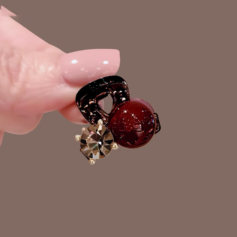 2025 New red water diamond bead claw clip, small bangs clip, forehead clip, top clip, hair clip, headwear for women Specification image