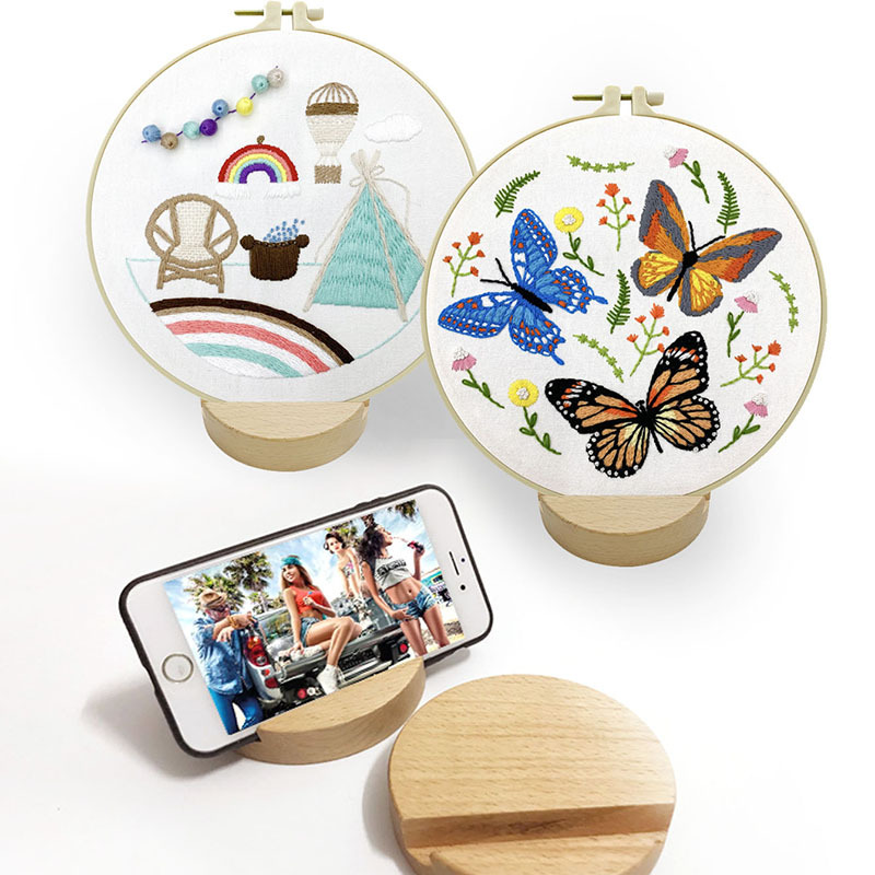Embroidered beech wood circular base mobile phone stand, creative desktop display, table decoration, business card Application Scenario