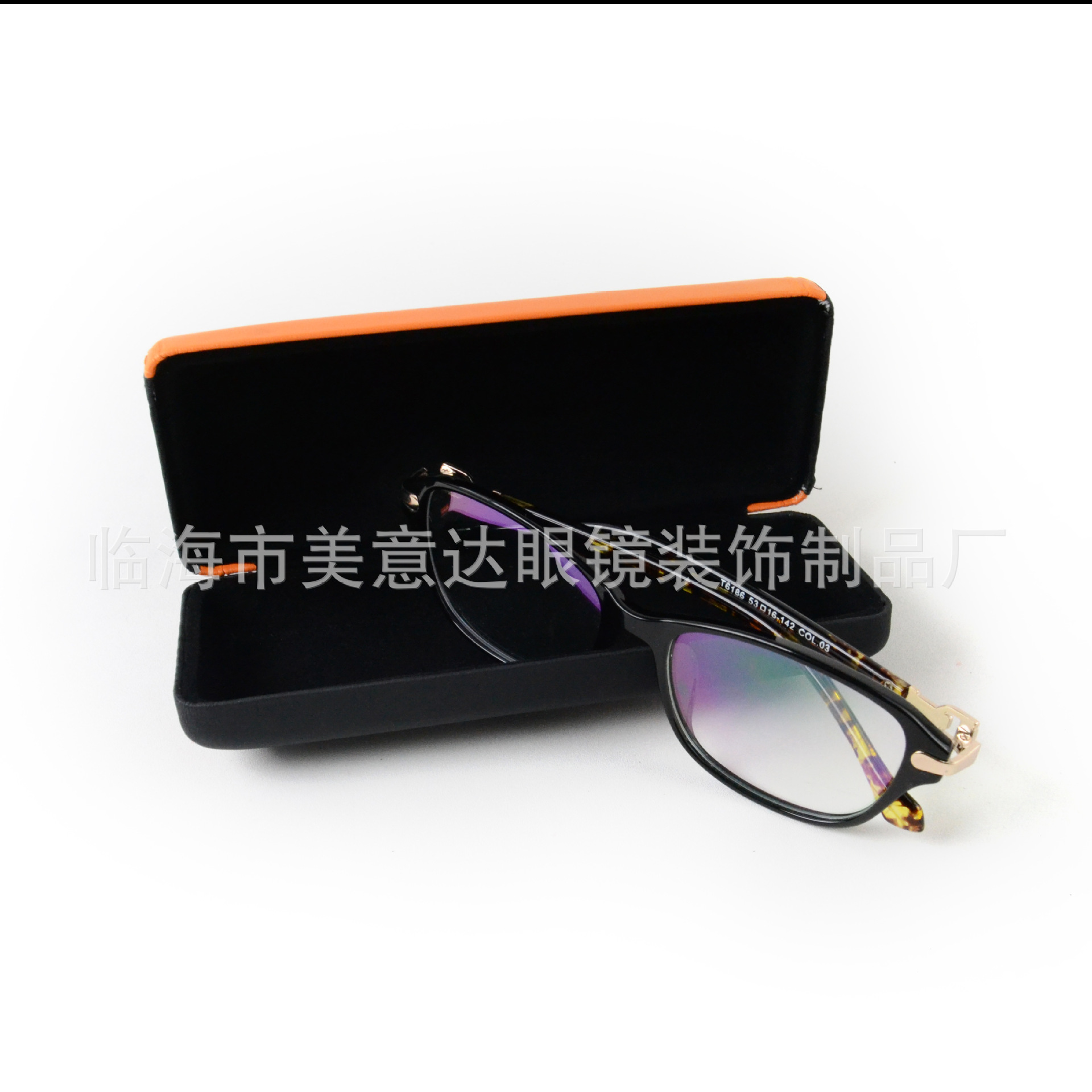 Two-color leather optical glasses case, hard iron box, glasses storage case, reading glasses and reading glasses case Application Scenario