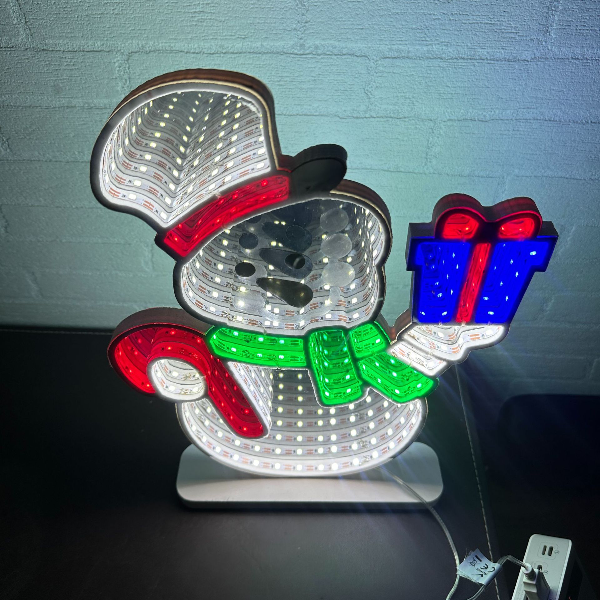 Cross-border foreign trade led neon light snowman Christmas gift Mirror bar Amazon temu hot-selling atmosphere decoration Application Scenario