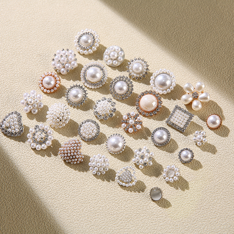 In stock, the metal buttons of the stylish little Chanel style, round heart-shaped pearl high foot buttons, and the decorative buttons of the woolen coat