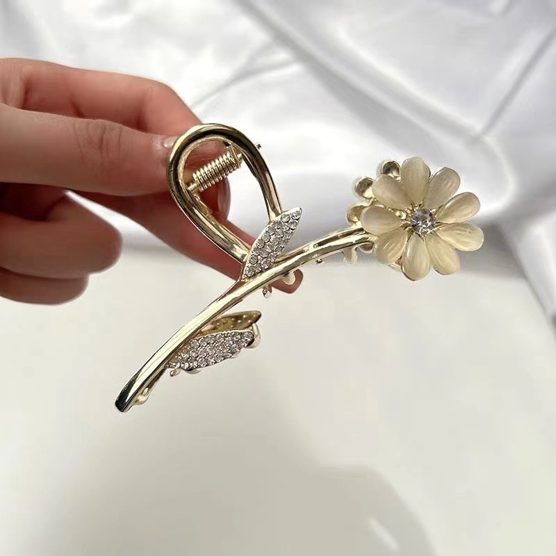 Korean cat's eye stone Daisy hair clip, ins exquisite hair clip, high-end headwear, back of the head updo, internet-famous shark clip details Picture