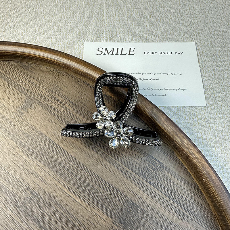 Korean Light Luxury Full Diamond And Word Shark Clip Female Back Of The Head Top Clip Crystal Petals Premium Touch Shark Clip Hair Accessories Application Scenario
