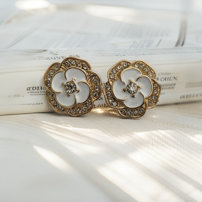 New Korean minimalist and cold style black super shiny double-layer flower ear studs, trendy Hong Kong style quality earrings for women Application Scenario