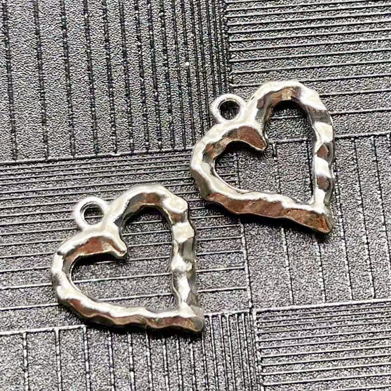 Heart-shaped necklace for female students, Korean version of personalized hammered irregular heart sweater chain, long plain heart collarbone chain for male students