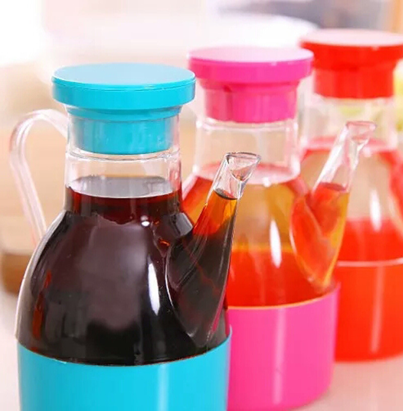 Plastic oil jugs, oil bottles, sauce and vinegar bottles details Picture