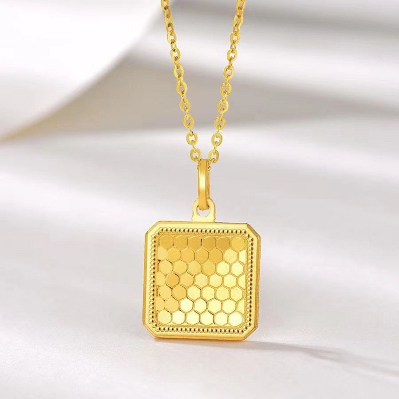 قلادة القلب الذهبية اللامعة من قلادة "آند آند آند آند" المذهلة Specification image