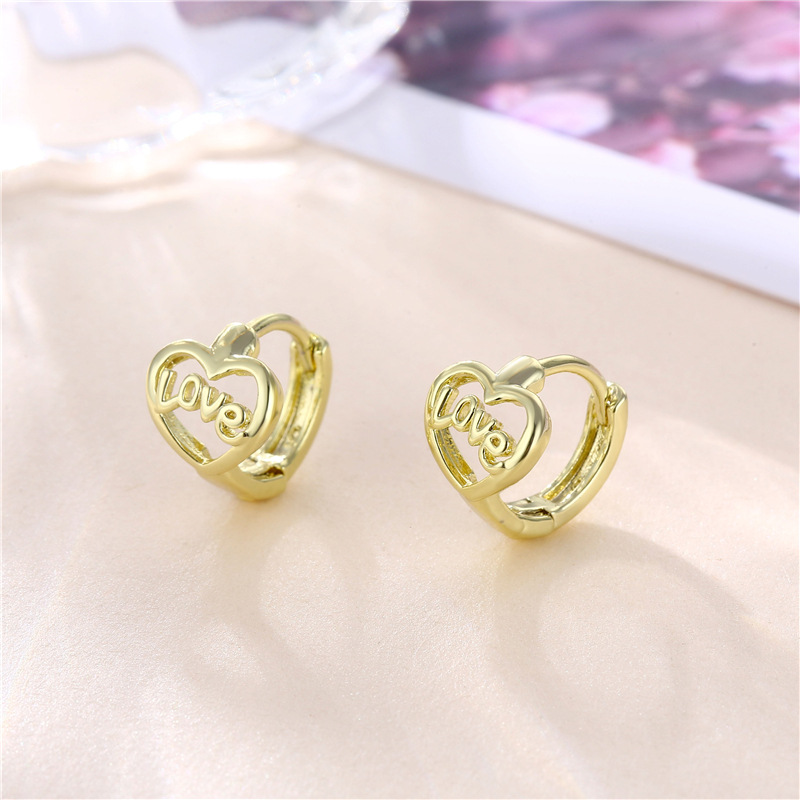 18K Gold Hollow Love Heart Metal Texture Earrings Female New Earrings Personality Simple Love Earrings Buckle Earrings Popular Accessories Fashion Earrings Korean Version Specification drawing