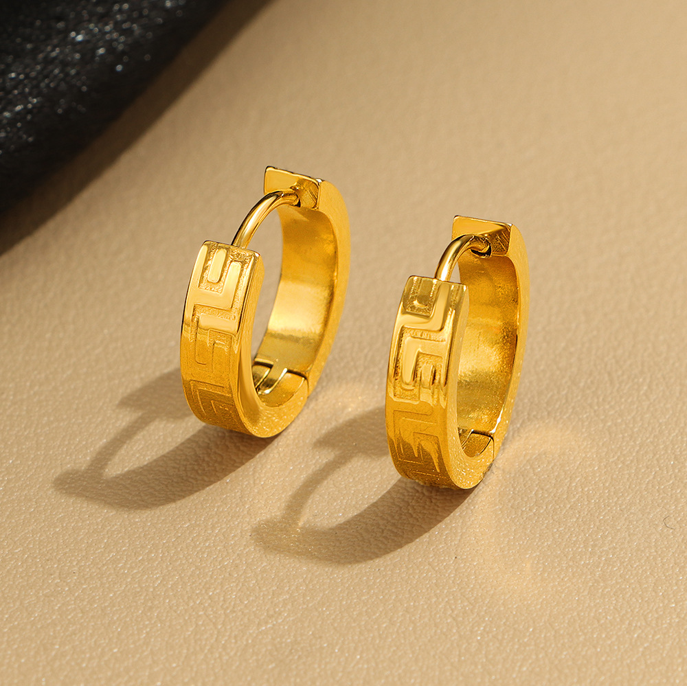 The 2025 new Great Wall pattern ear buckles are made of stainless steel with three-dimensional Roman patterns and geometric designs. They are simple, fashionable and cold, exuding a sense of sophistication details Picture