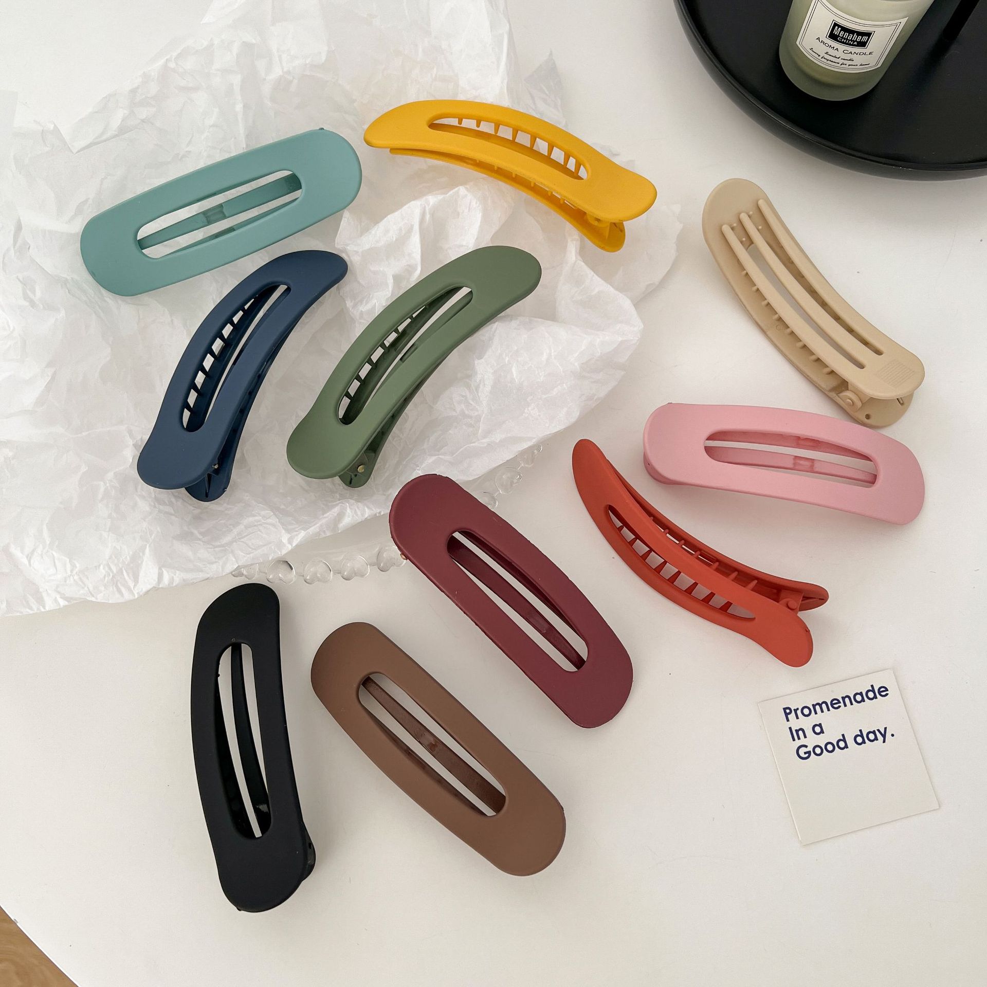 The back of the head features a super large facial hair clip, a simple and cute hairpin, a top clip, and a side duckbill clip as a headwear Specification image