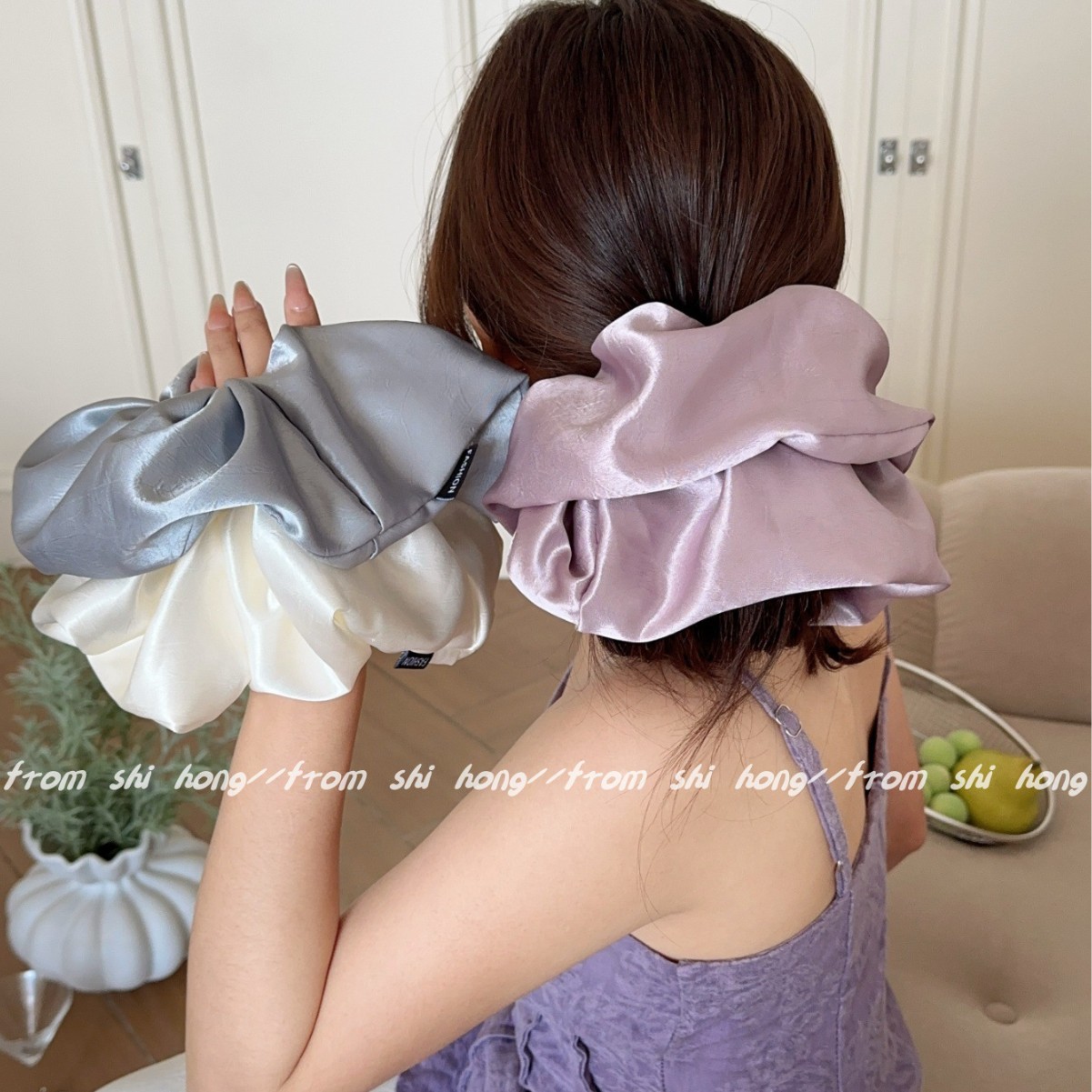The oversized satin large intestine hair band with a high-end look for women is a new 2025 style bun and low ponytail hair accessory