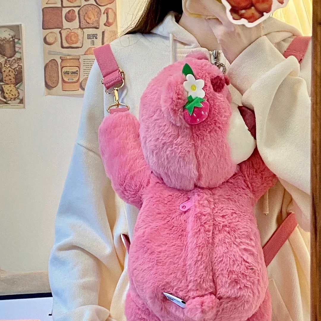正版迪士尼趴姿草莓熊毛绒公仔斜挎包少女心可爱包包公仔双肩背包                              