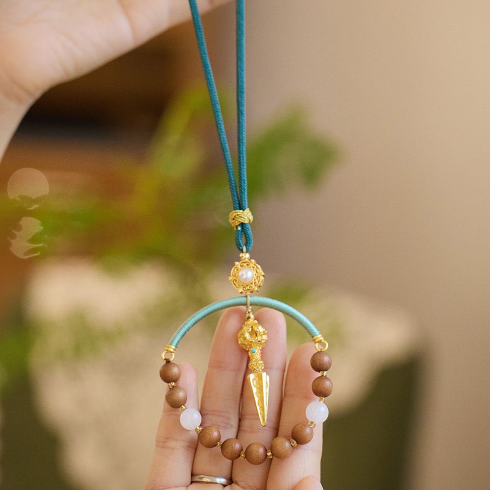 The same style of sandalwood car hangers for temples, Chinese-style car hangers, rearview mirror pendants, and safe car hangers for both men and women Specification image