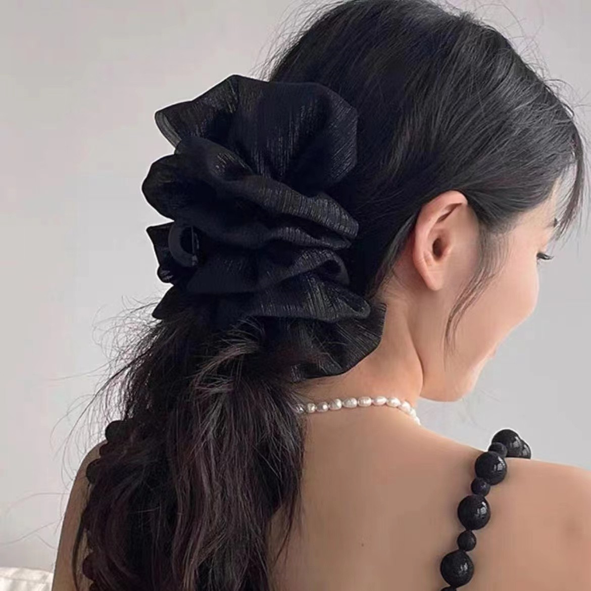 Fluffy feel ~ Black bow cloud grab clip, shark clip at the back of the head, high-end women's hair clip, headwear and hair accessory Application Scenario