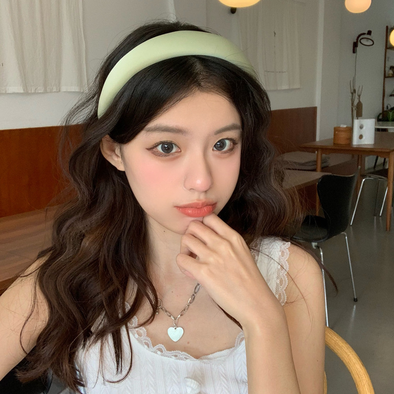 Ins Sense Sponge Headband Female Wide Edge High Cranial Top Headwear Simple Hair Card Network Red 2023 New Headband Application Scenario
