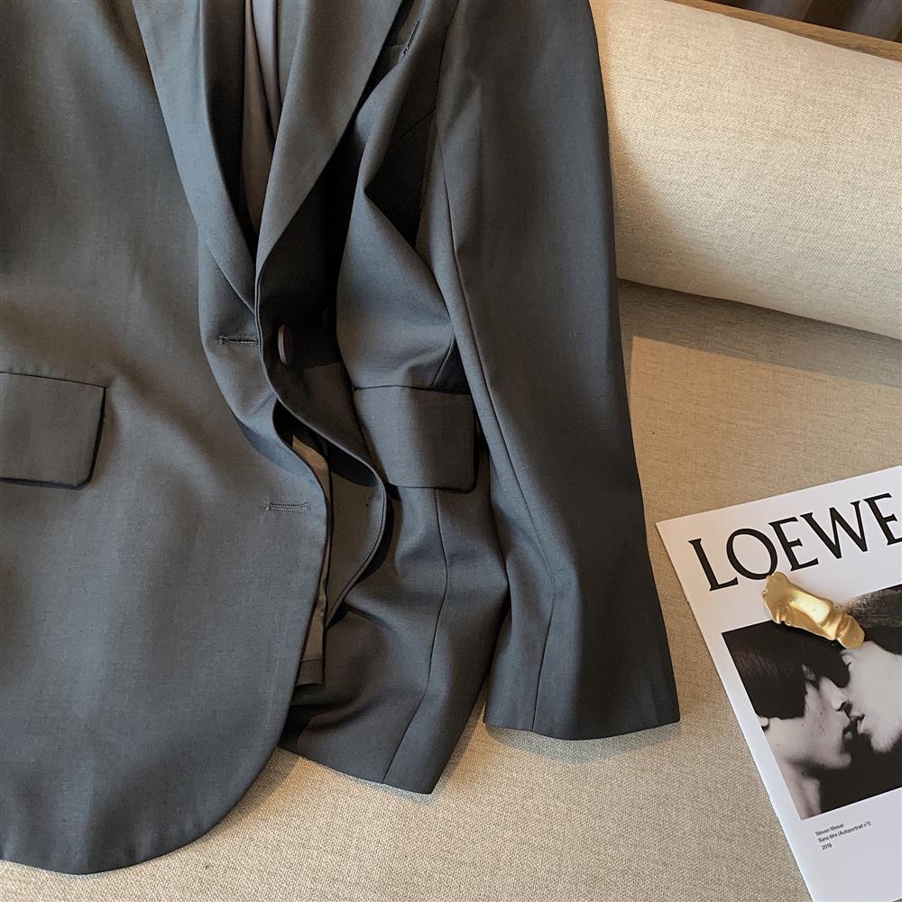 The new 2022 autumn collection of the Korean version of the small suit jacket features a unique design sense, a cool grey style, and a British drape Application Scenario