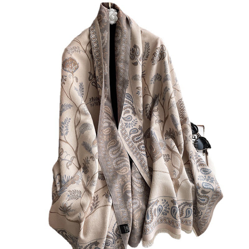 This is a retro ethnic-style bluebird scarf with a strong sense of sophistication for women. It is a thick and warm scarf and a winter cashmere shawl Item Picture