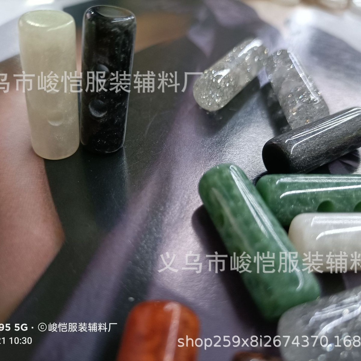 Natural red Dongling jade stone cylindrical buttons, high-end men's and women's wool carver buttons, cheongsam stick buttons Application Scenario
