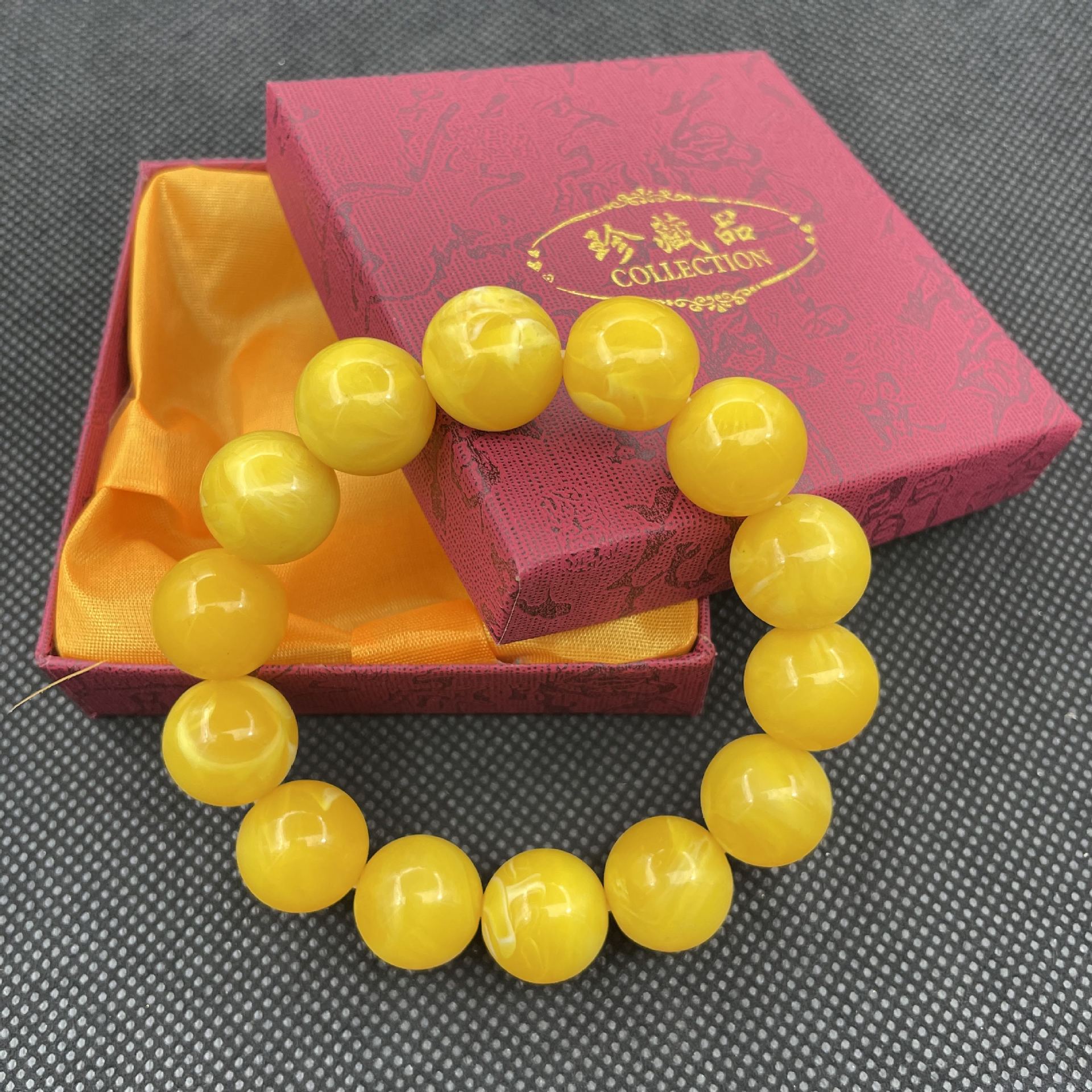 Second-generation amber floating salt water fluorescent bracelet imitating amber, 18mm, men's and women's Buddhist prayer beads bracelet, live-streaming gift bracelet Application Scenario