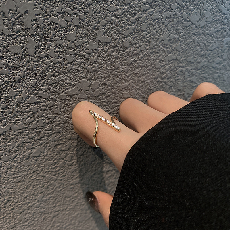 Kimoj's New Japanese-Style Light Luxury Hollowed-Out Ring Exudes A Sense Of High-End Elegance And Fashion. It's A Fashionable And Individual Index Finger Ring That Has Become A Popular Trend With A Cold And Slightly Set Design