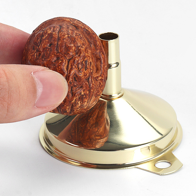 304 Funnel stainless steel gold-plated conical small funnel Liquid dispenser oil leak wine leak kitchen gadget Application Scenario
