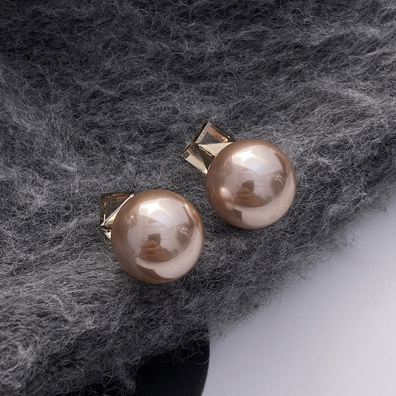 "Little Light Bulb Champagne Pearl Earrings for Women 2025 New Bestseller Earrings, unique and distinctive silver needle earrings. Application Scenario