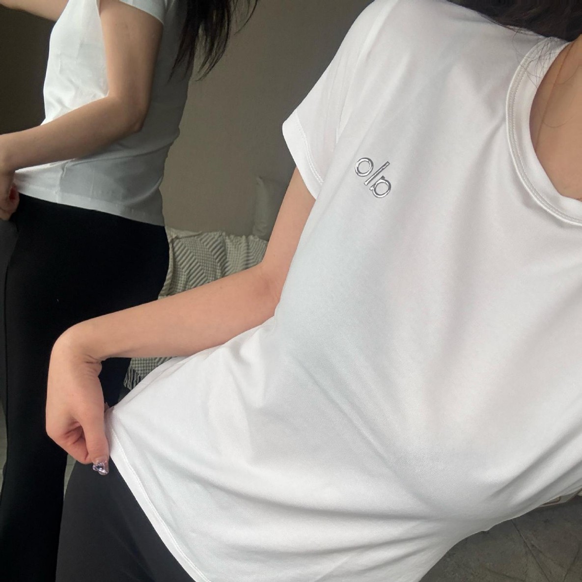 alo short-sleeved T-shirt 2025 New style, trendy letter embossed print, women's special, sporty and casual, versatile round neck short-sleeved Specification image