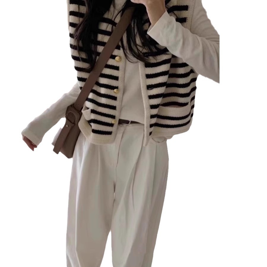 Black and white chanel-style striped sleeveless knitted waistcoat, women's spring and autumn cardigan, with a sweater and vest over it Item Picture