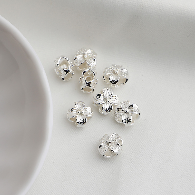 diy sand-gold gold-plated color-preserving double-sided three-dimensional through-hole four-leaf clover beaded string rope pendant material and accessory Application Scenario