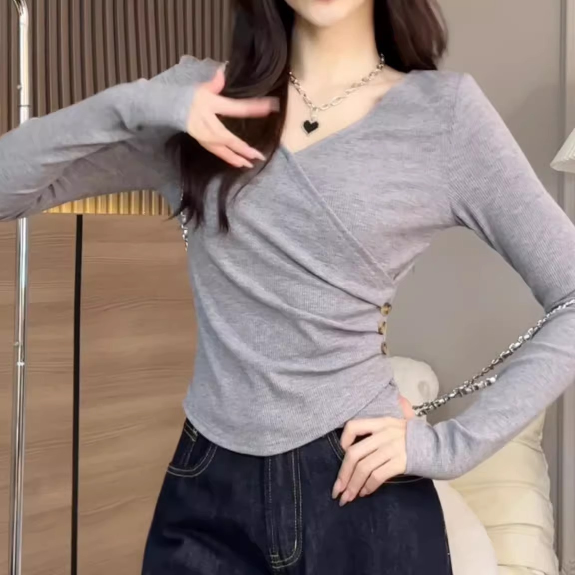 大码女装美式复古不规则V领长袖T恤女胖MM修身显瘦别致打底衫上衣产品图