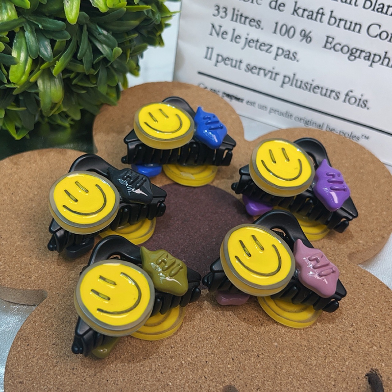 The 2023 early autumn new style of women's smiley face small grab clip is fun, sweet and cool. The bangs clip and the broken hair clip are both creative and interesting headwear Specification image