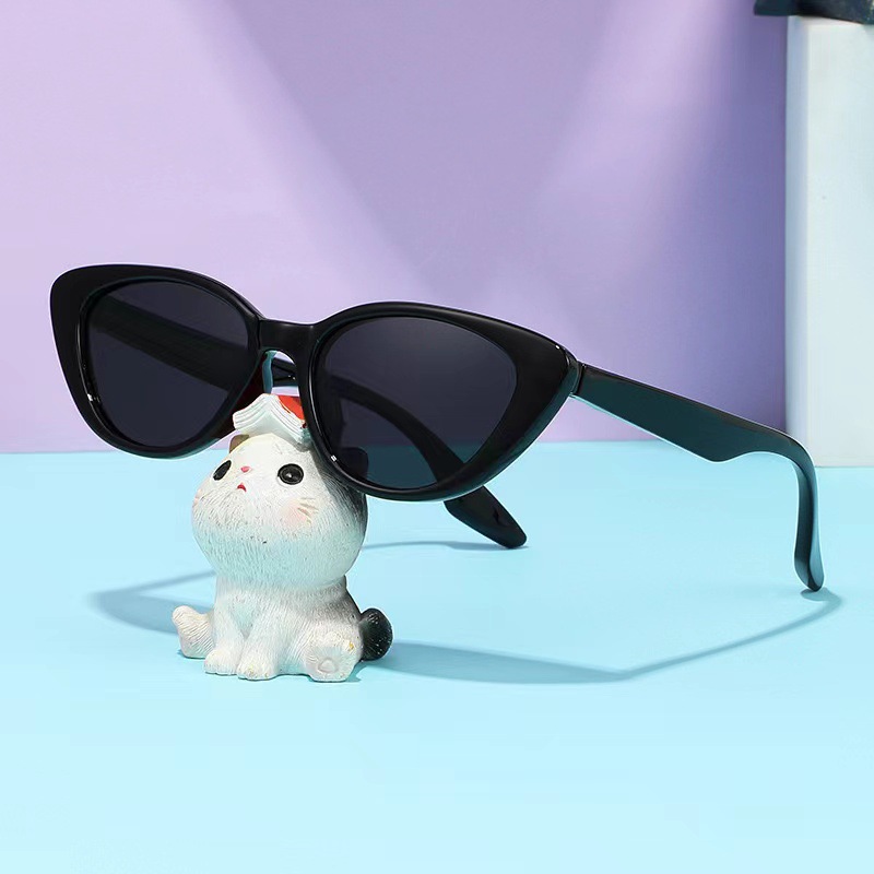 New spicy girl style face-enhancing small sunglasses, retro and high-end cat-eye sunglasses, fashionable street style, ins Little Red Book style details Picture