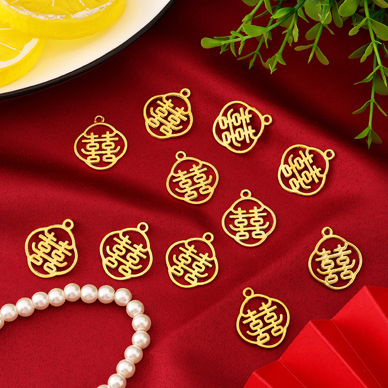 Wedding supplies, DIY zinc alloy jewelry, wedding candy box, wedding character accessories, spray-painted big red double happiness pendant Specification drawing